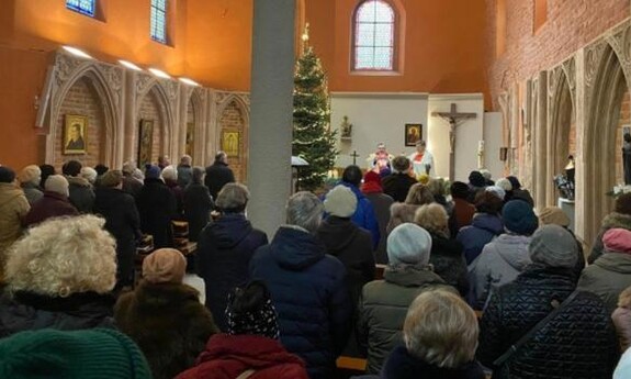Słuchacze UTW modlą się w czasie Mszy Św. w kościele pw. św. Marcina
